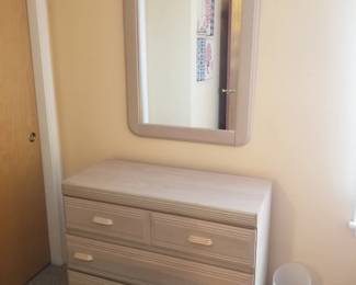4-drawer dresser; mirror
