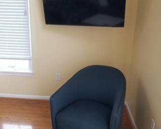 Swivel chair: TV with bracket