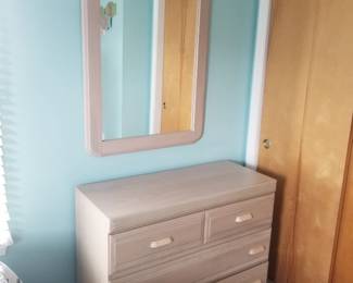 4-drawer dresser; mirror