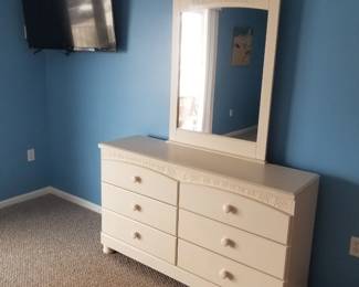 Queen bedroom suite: 6-drawer dresser with mirror; TV with bracket