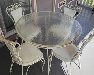 42" round table w/ 4 chairs