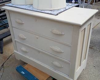 Mid size chest of drawers