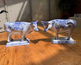 Pr. Delft cow figures - unmarked - wear on one horn