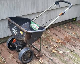 Scotts Turf Builder EdgeGuard DLX Broadcast Spreader
