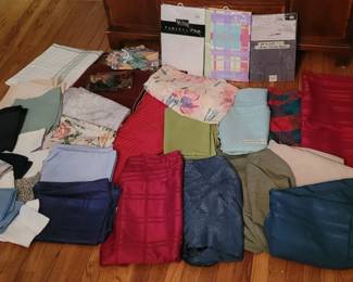 Large Lot of Kitchen Linens Place Mats, Tablecloths, Etc.