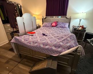 Queen bed 