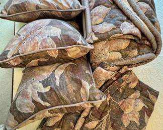 Item #84 - King Comforter/2 Shams/4 Throw Pillows by Trevira $54
