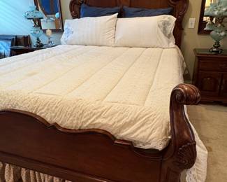 Item #98 - Thomasville Queen Bed w/Tempurpedic Mattress & Bedding