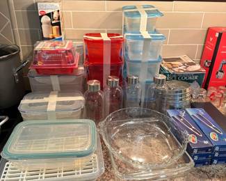 Assorted kitchen items