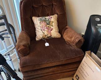 Matching comfy chair (no ottoman)