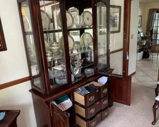 China Cabinet / Hutch