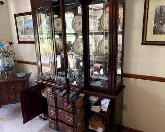 China Cabinet / Hutch