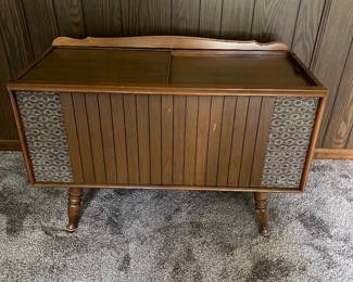 Magnavox Stereo Apt. Size 