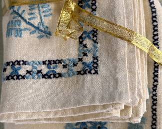 Vintage Tablecloth 50 x 64 and Napkins