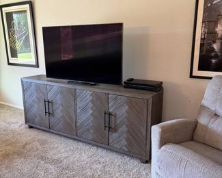 Kumpe TV Stand