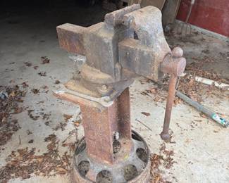 LARGE MOUNTED VICE 