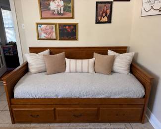 Gorgeous Trundle bed