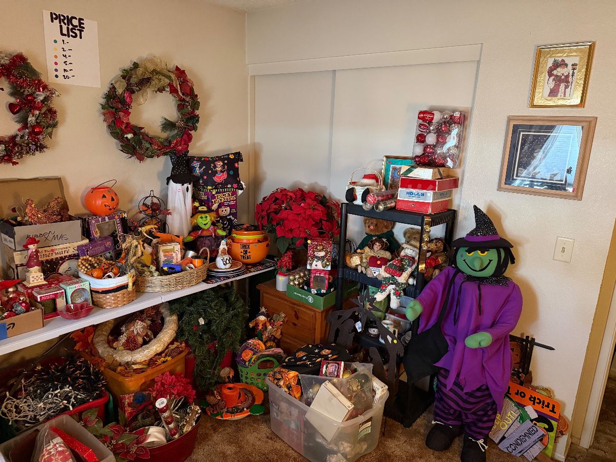 Holiday Décor & Collectibles