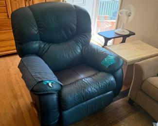 recliner, rugs, end tables