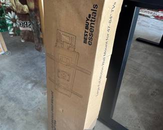 Best Buy Essentials Large Full-Motion TV Wall Mount
