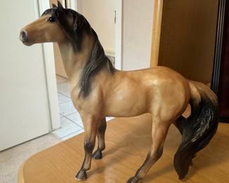 Breyer Traditional Series Mesteño The Messenger Buckskin Mustang