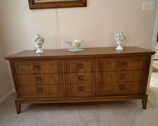 Mid-Century Modern Thomasville Nine-Drawer Dresser