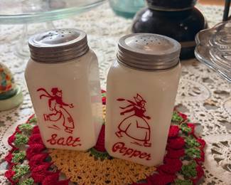 Vintage Hazel Atlas Dutch Skaters Shaker Set