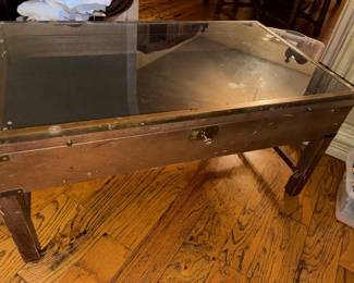 Gorgeous Display case with key (coffee table)