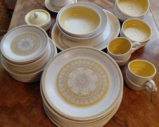 Dinnerware set in gold and white