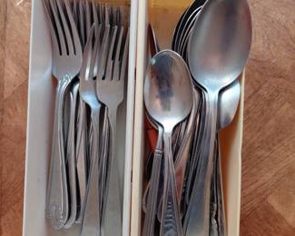 Stainless flatware set
