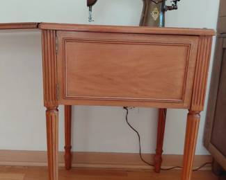 Sewing machine cabinet, closed