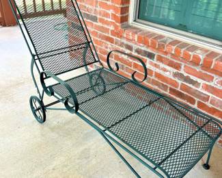 Mesh wire lounger
