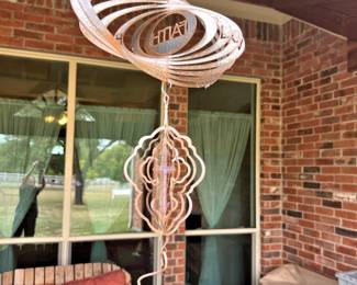 Hanging wind spinner