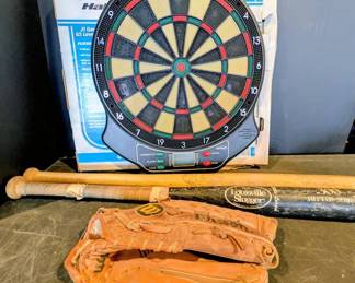Dartboard, Wooden Bats Glove