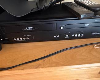 Magnavox DV220MW9 DVD/VCR Combo Player
