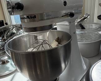KitchenAid Classic Series K45SSWH 4.5 Quart Tilt-Head Stand Mixer