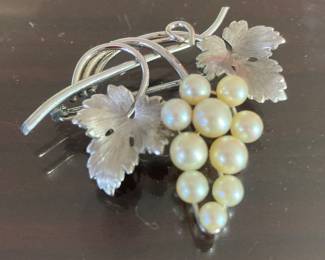 Krementz Pearl brooch (red in photo is from reflection) nice piece
