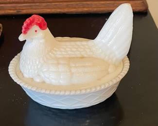 VINTAGE WESTMORELAND MILK GLASS HEN ON NEST COVERED DISH WITH SPLIT TAIL