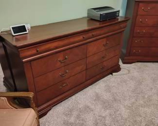 Dresser matches bed