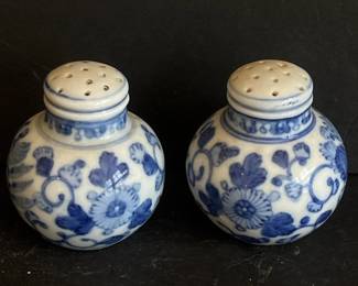 159 pairofvintageblueandwhiteporcelain