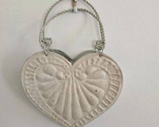 756 embossedtinheartwallpocketwithtwis