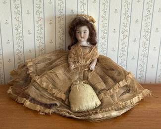 645 antiquestylebisquedollinlacedress