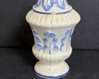 090 miniatureblueandwhiteliddedceramic