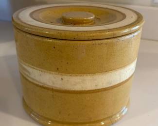 041 antiqueyellowwarecrockwithlid