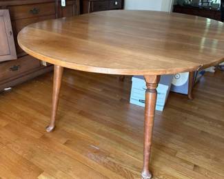 867 ovaldiningtableinqueenannestyle