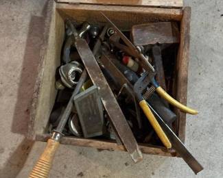 795 vintagehandtoolsinwoodenstoragebox