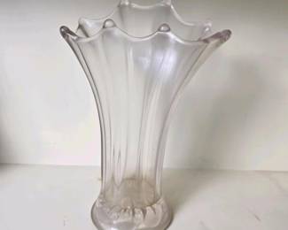 306 frostedglassvasewithscallopedrim