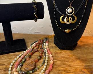 832 assortedbeadednecklacesandbracelet