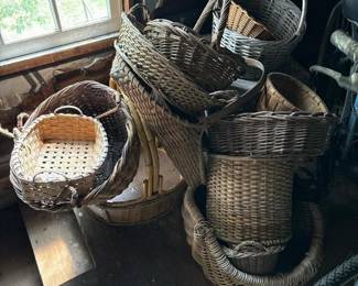 634 lotofwickerbasketsandtableassortme