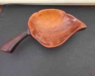 284 woodleafshapedbowlwithhandlehandc